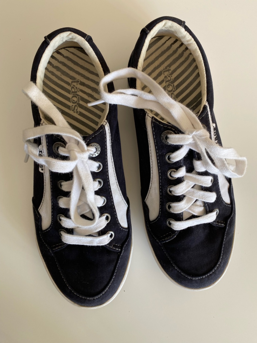 Taos shooting star. Black and White Low-Top Canvas Sneakers